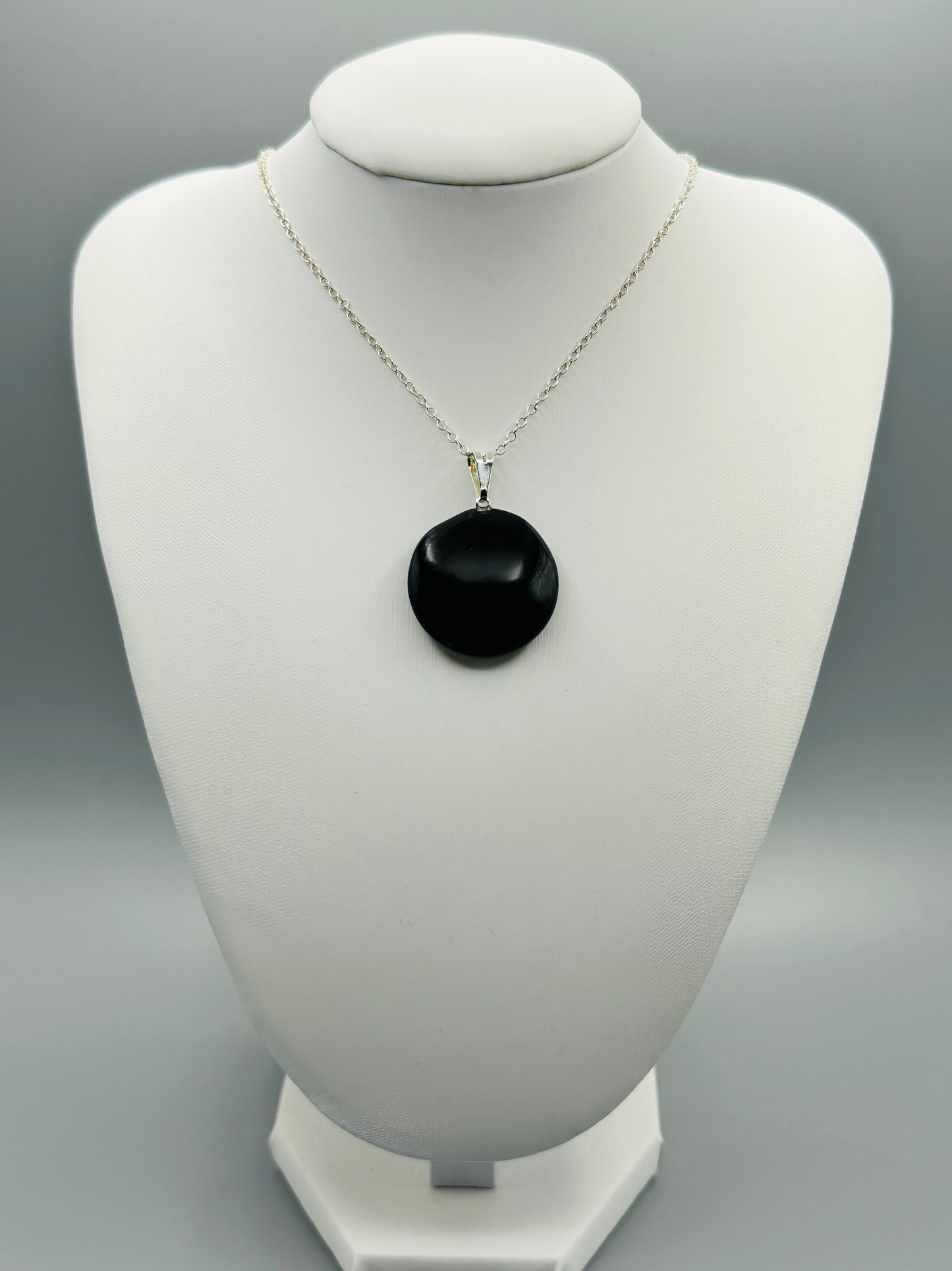 Colgante de piedras preciosas de obsidiana